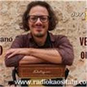 Musicista salentino impartisce lezioni di organetto diatonico con tablature