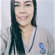 Profesora con metodología práctica y didáctica cautiva a sus alumnos con interesantes experimentos y proyectos divertidos