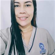 Profesora con metodología práctica y didáctica cautiva a sus alumnos con interesantes experimentos y proyectos divertidos