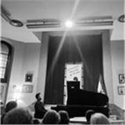 Profesor de piano adaptado a todas las edades y niveles.