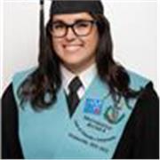 Titulada en Traducción e Interpretación y en Comunicación intercultural y enseñanza de lenguas, entre ellas inglés.