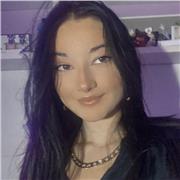 Adolescente con energía enseña matemáticas básicas a niños de todas las edades