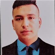 profesor de informática ,imparte clases a niños entre los 5 y 15 años d eedad