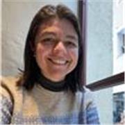 Catedrática de Comunicaciones impartiendo la docencia a alumnos de pregrado por más de 15 años.