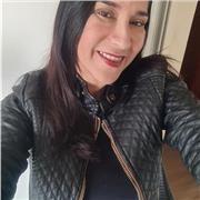 Professora de Inglês ensina adolescentes e adultos com método eficiente e rápido