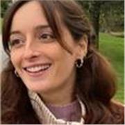 Studentessa di fisioterapia impartisce lezioni di anatomia