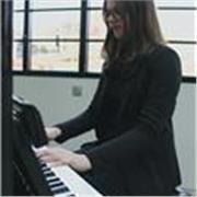 Estudiante de piano en conservatorio profesional
18 años, con formación sólida en teoría, solfeo y práctica instrumental
