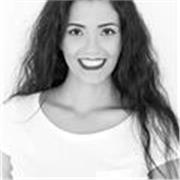 Insegnante di inglese. Vivo in Inghilterra da 5 anni, sono un hostess di volo laureata in lingue e comunicazione!