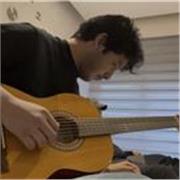 Estudiante de musical y de guitarra. Melodía, armonía y solfeo