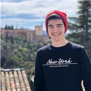 Joven de 21 años imparte clases de matemáticas a niños de entre 5 y 15 años