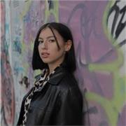 Insegnante di Italiano impartisce lezioni private a studenti frequentanti scuola elementare e media