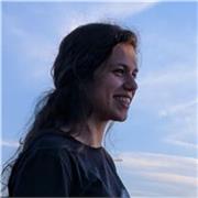 studentessa universitaria di filosofia si presta per aiuto compiti e ripetizioni