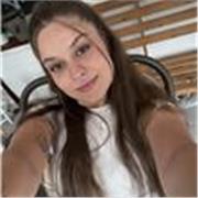 Profesora, formada en el ámbito de sanidad, muy interesada en la biología y el cuerpo humano, imparte clases de repaso de biología