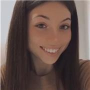 Profesora de inglés que imparte clases de inglés a niños de primaria