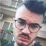 Insegnante di Italiano impartisce lezioni a studenti di Liceo e di istituti professionali