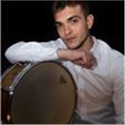 Soy una persona joven, enérgica y con ilusión de enseñar todo lo que esconde la percusión desde un principio, hasta niveles más avanzados. 