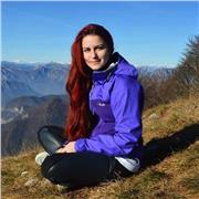 Diplomata in ragioneria con perito turistico, laureata in triennale in filosofia all'Università, laureanda in Magistrale di OEVO