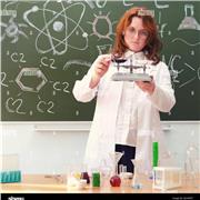 Enseignante donne es cours de soutien de physique