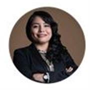 Profesora de Diseño Gráfico imparte clases a adolescentes y adultos