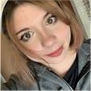 Studentessa universitaria di scienze informatiche offre ripetizioni per migliorare il loro rendimento scolastico.