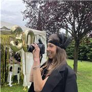 Ragazza universitaria offre lezioni di storia