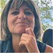 Docente di italiano impartisce lezioni a stranieri e chi vuole imparare bene a parlare la lingua