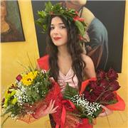 Impartisce lezioni di inglese e francese scuola elementare e media