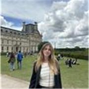 Diplomata al Liceo classico Cambridge. Ho partecipato a concorsi di poesia e scrittura. Attualmente studentessa universitaria