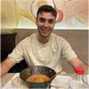 Soy estudiante de ingeniería informática. Doy clases de programación en los lenguajes principales para todo tipo de estudiantes