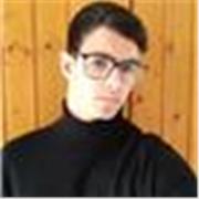 Estudiante de bachillerato hace clases de repaso a niños de primaria y secundaria