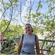 Licenciada en Ciencias sociales, con conocimiento en historia, geografía, economía, entre otros