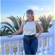 Profesora de dibujo para niños pequeños y adolescentes