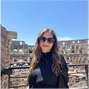 Neolaureata in Scienze Politiche, fornisce lezioni di diritto civile, amministrativo e pubblico, nonché di dottrine e scienza politica