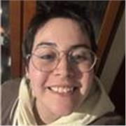 Chica joven interesada en los números para primaria