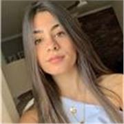 Profesora de ingles y matematicas imparte clases a niños