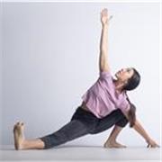 Clases de Yoga presencial y/u online. Clases de Hatha- Iyengar; permaneciendo más tiempo en las posturas, construyendo sólidas bases o clases más dinámicas tipo Vinyasa, uniendo la respiración y el movimiento