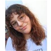 Profesora de Letras imparte clases de Español a niños de todas las edades