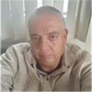 Profesor de español impartiendo clases virtuales a alumnos de diferentes edades