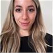 Profesora de inglés que enseña a estudiantes de todas las edades