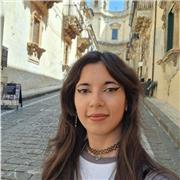 Neolaureata in Lettere classiche impartisce lezioni di greco antico, latino e italiano per gli studenti del liceo