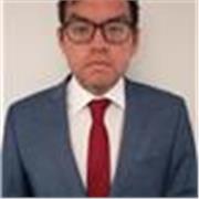 Profesor de inglés que enseña inglés de primaria