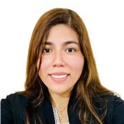 Profesora de ciencias exactas imparte clases a niños y jóvenes