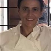 Laureata in architettura (vecchio ordinamento), tesi di laurea in disegno dell’architettura, esperienza come assistente