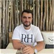 Soy una persona resolutiva, con capacidad de liderazgo, extrovertida, con habilidades comunicativas.