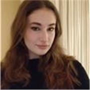 Studentessa universitaria impartisce lezioni di inglese a bambini dalle scuole elementari alle medie