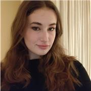 Studentessa universitaria impartisce lezioni di inglese a bambini dalle scuole elementari alle medie
