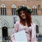 Laureata in scienze storiche e dei beni culturali impartisce lezioni di storia dell'arte e storia