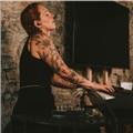 Más de 15 años de experiencia: titulación superior de piano clásico, teclista de música moderna y cantante profesional en activo
