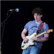 Chitarrista con preparazione professionale impartisce lezioni di chitarra moderna. (Elettrica e acustica)