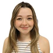 Profesora imparte clases a niños de todas las edades